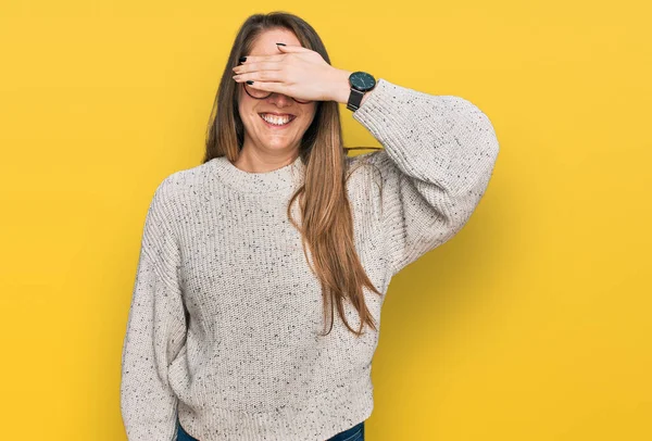 Jovem Loira Vestindo Camisola Casual Óculos Sorrindo Rindo Com Mão — Fotografia de Stock