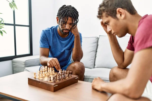 Två Män Vänner Spelar Schack Sittandes Soffan Hemma — Stockfoto