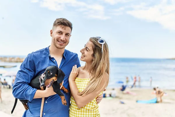 Junges Kaukasisches Paar Lächelt Glücklich Und Umarmt Sich Mit Hund — Stockfoto