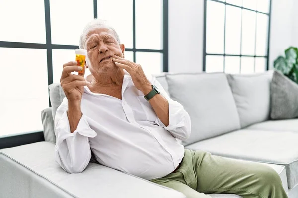 Senior Man Håller Piller Röra Munnen Med Handen Med Smärtsamma — Stockfoto