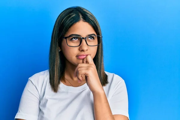 Mujer Latina Joven Usando Ropa Casual Gafas Pensando Concentrada Duda —  Fotos de Stock