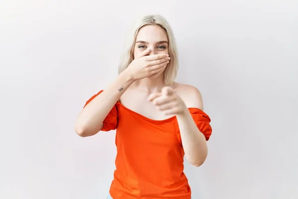 Young Caucasian Woman Standing Isolated Background Laughing You Pointing Finger — Stock Photo, Image