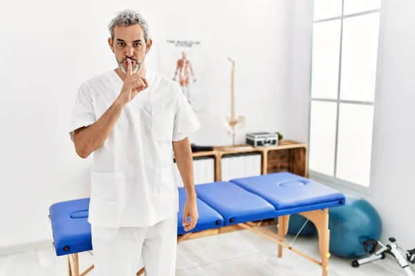 Middle Age Hispanic Therapist Man Working Pain Recovery Clinic Asking — Stockfoto