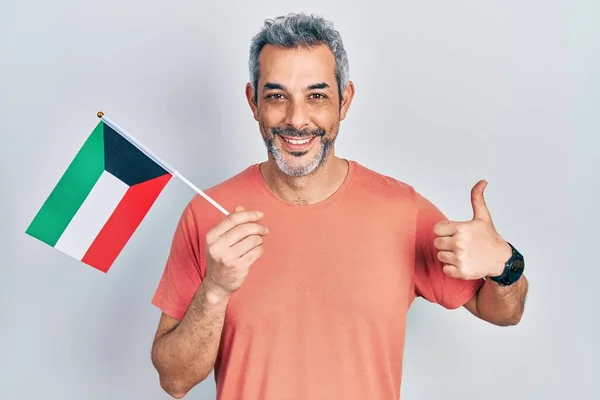 Hezký Muž Středního Věku Šedými Vlasy Drží Kuvajt Vlajka Úsměvem — Stock fotografie