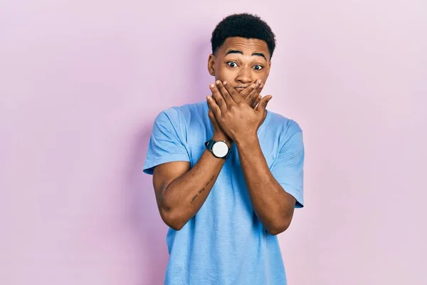 Jeune Homme Afro Américain Portant Shirt Bleu Décontracté Choqué Couvrant — Photo