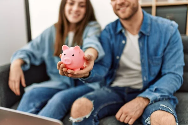 Casal Segurando Porquinho Banco Casa — Fotografia de Stock