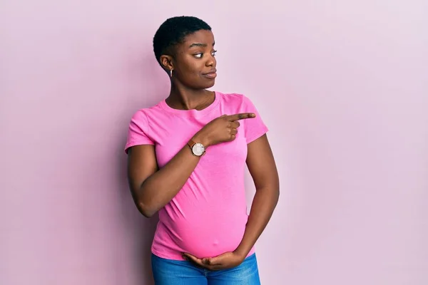 Mujer Afroamericana Joven Esperando Bebé Tocando Vientre Embarazada Señalando Con — Foto de Stock