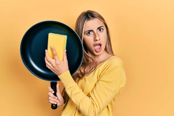 Beautiful Hispanic Woman Cleaning Cooking Pan Scourer Shock Face Looking — Stockfoto
