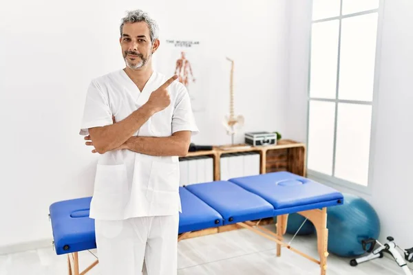 Hispanischer Therapeut Mittleren Alters Der Einer Schmerzklinik Arbeitet Und Mit — Stockfoto