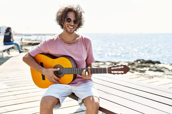 Ung Latinamerikan Spelar Klassisk Gitarr Sittandes Bänken Stranden — Stockfoto