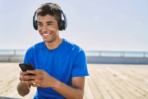 Ung Latinamerikan Tränar Att Lyssna Musik Hörlurar Utomhus — Stockfoto