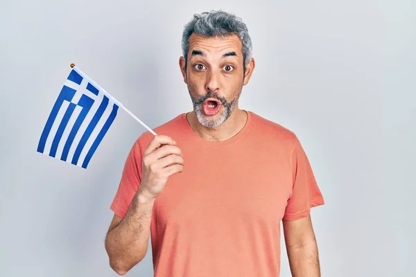 Bonito Homem Meia Idade Com Cabelos Grisalhos Segurando Bandeira Grega — Fotografia de Stock