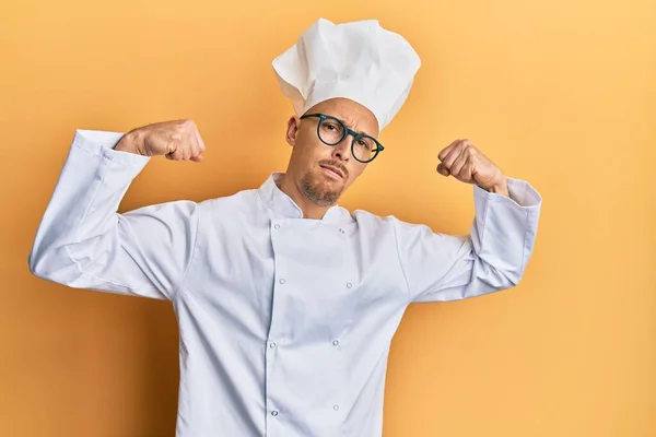 Skallig Man Med Skägg Professionell Kokuniform Som Visar Armmusklerna Leende — Stockfoto