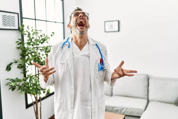 Orta Yaşlı Spanyol Adam Doktor Üniforması Giyiyor Bekleme Odasında Steteskop — Stok fotoğraf