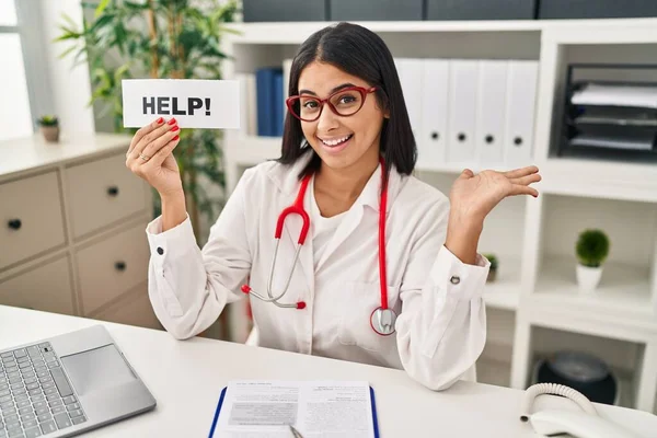 Young Hispanic Doctor Woman Holding Help Banner Celebrating Achievement Happy — Stock Photo, Image