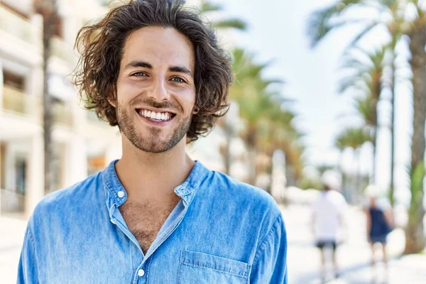 Jovem Hispânico Homem Sorrindo Feliz Rua Cidade — Fotografia de Stock