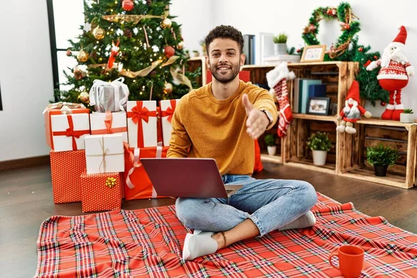 Joven Árabe Usando Portátil Sentado Junto Árbol Navidad Sonriendo Amistoso — Foto de Stock