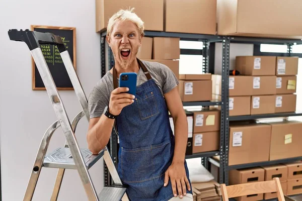 Joven Hombre Rubio Usando Teléfono Inteligente Que Trabaja Almacén Enojado — Foto de Stock