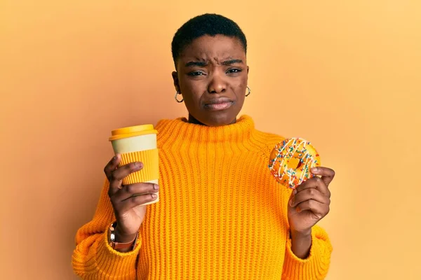 Fiatal Afro Amerikai Fánkot Eszik Iszik Elveszi Kávé Szkeptikus Ideges — Stock Fotó