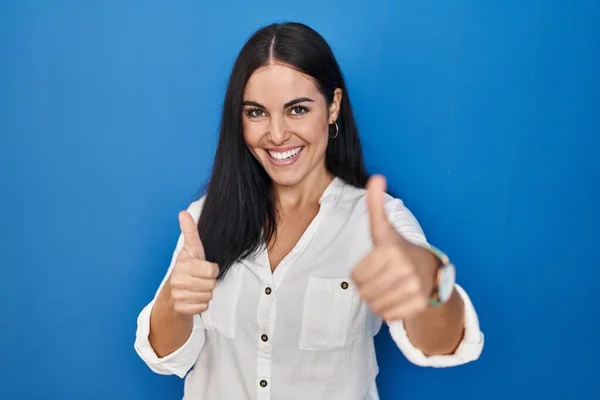 Mujer Hispana Joven Pie Sobre Fondo Azul Aprobando Hacer Gesto — Foto de Stock