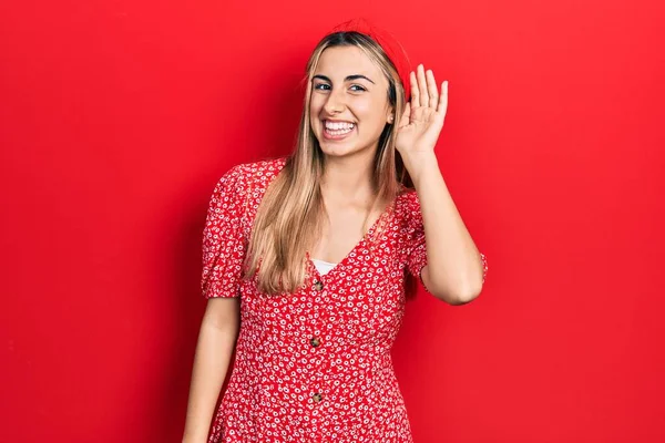 Mooie Spaanse Vrouw Zomerjurk Lachend Met Hand Oor Luisterend Naar — Stockfoto