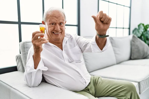 Starší Muž Který Drží Pilulky Schvaluje Pozitivní Gesto Rukou Palec — Stock fotografie