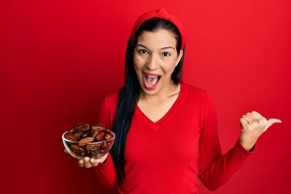 Jong Latin Vrouw Holding Bowl Met Dadels Wijzen Duim Naar — Stockfoto