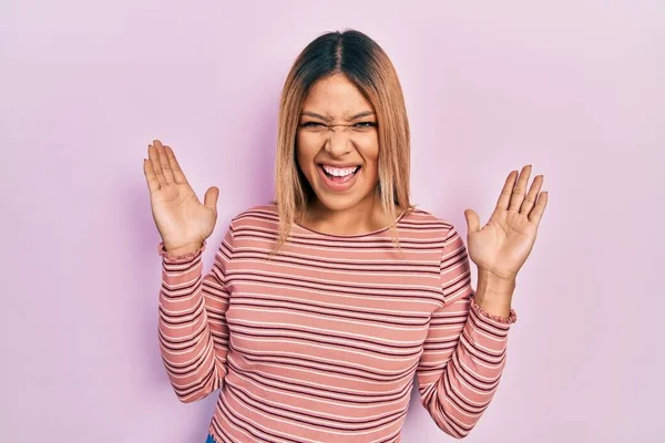 Hermosa Mujer Hispana Vistiendo Suéter Rayas Casual Celebrando Loco Loco — Foto de Stock