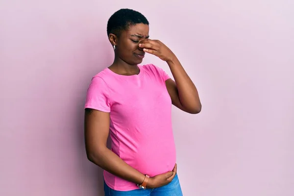 Mladá Afroameričanka Čeká Dítě Dotýká Těhotného Břicha Cítí Něco Smradlavého — Stock fotografie