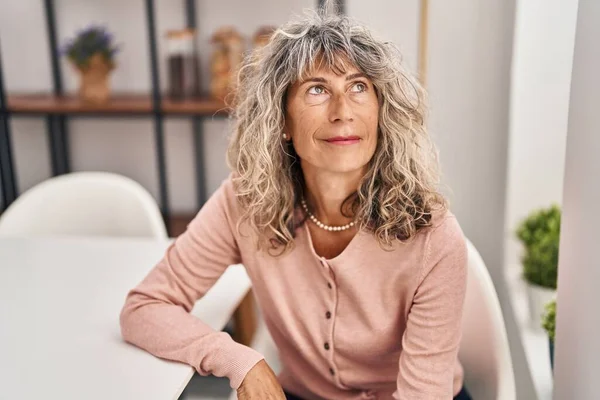 Mujer Mediana Edad Sonriendo Confiado Sentado Silla Casa —  Fotos de Stock