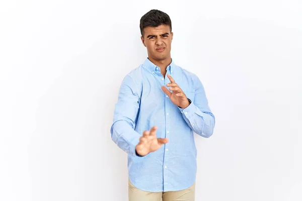孤立した背景の上に立っているビジネスシャツを着て若いヒスパニック系の男は嫌悪反応のために嫌悪感の表情 不満と恐ろしいやって嫌な顔をうんざり — ストック写真