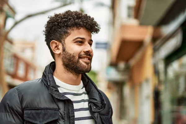 Kasabada Gülümseyen Genç Bir Arap — Stok fotoğraf