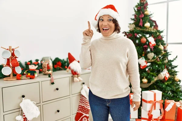 Donna Ispanica Mezza Età Piedi Vicino All Albero Natale Che — Foto Stock