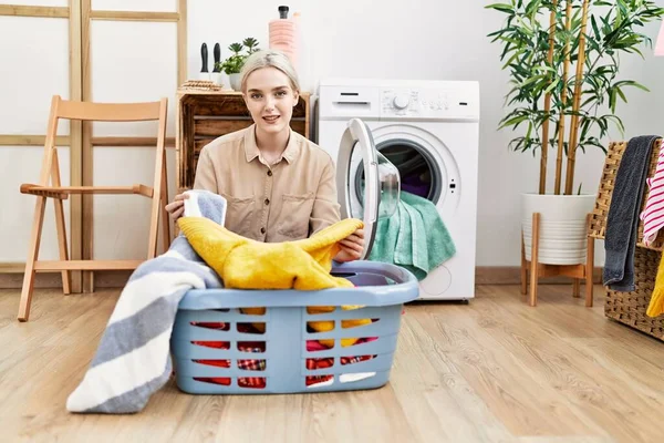 Giovane Donna Caucasica Sorridente Fiducioso Fare Bucato Lavanderia — Foto Stock