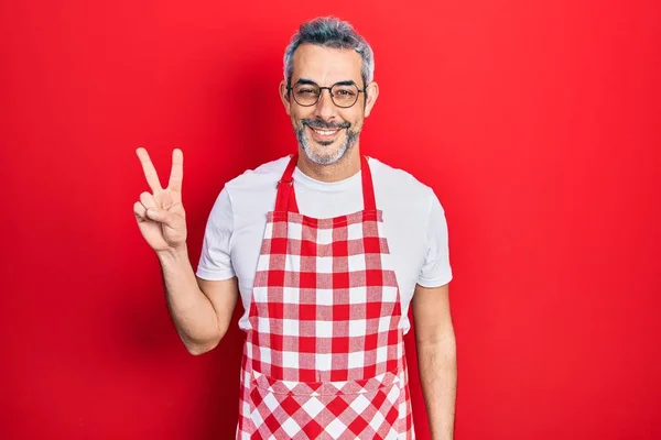 Bonito Homem Meia Idade Com Cabelos Grisalhos Usando Avental Sorrindo — Fotografia de Stock