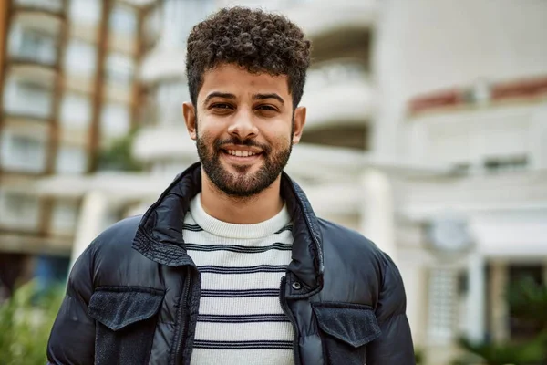 Kasabada gülümseyen genç bir Arap.