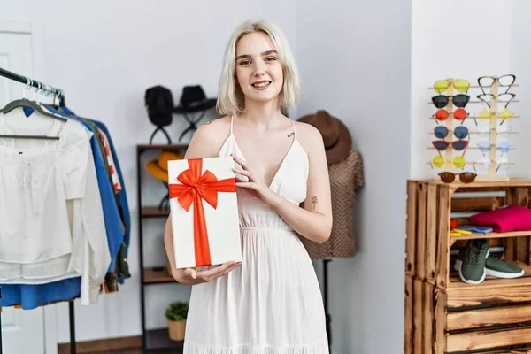Mladá Běloška Drží Dárek Maloobchodě Vypadá Pozitivně Šťastně Stojící Usmívá — Stock fotografie