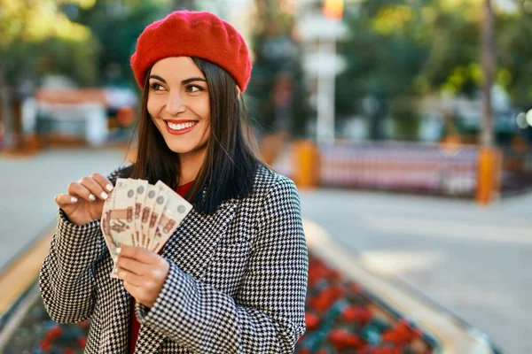 Joven Mujer Hispana Sonriendo Feliz Contando Billetes Rublo Rusos Ciudad — Foto de Stock