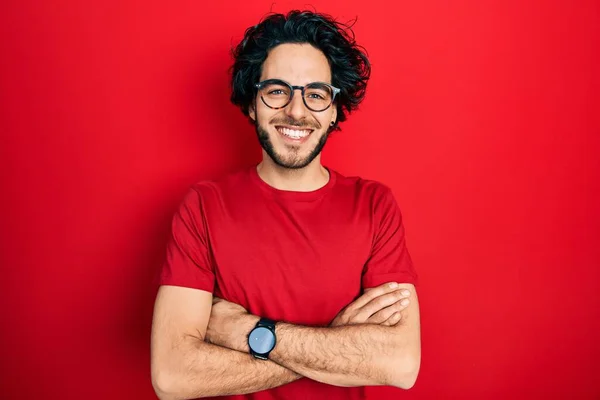 Snygg Latinamerikansk Man Klädd Avslappnad Shirt Och Glasögon Glad Ansikte — Stockfoto