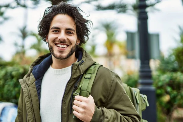 Knappe Spaanse Man Glimlachend Het Park — Stockfoto