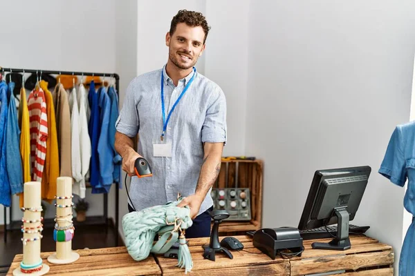 Junger Hispanischer Ladenbesitzer Lächelt Glücklich Bei Der Arbeit Bekleidungsgeschäft — Stockfoto