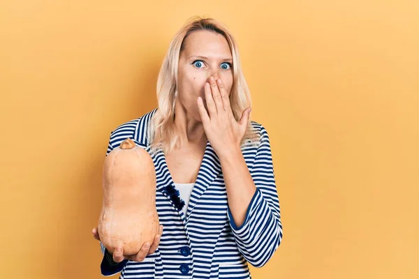 Hermosa Mujer Rubia Caucásica Sosteniendo Calabaza Fresca Sana Que Cubre —  Fotos de Stock