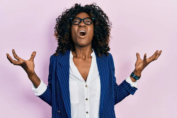 Jonge Afro Amerikaanse Vrouw Draagt Zakelijke Kleding Een Bril Gek — Stockfoto