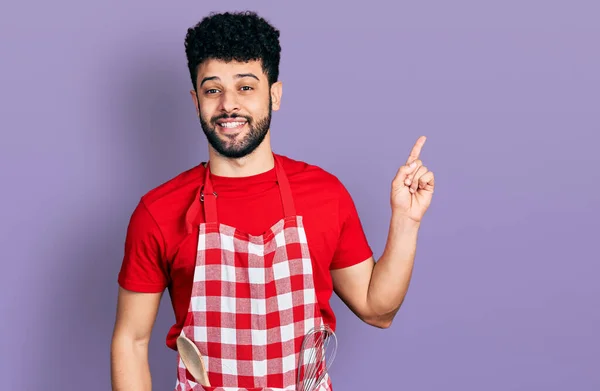 Jovem Árabe Com Barba Vestindo Avental Cozinheiro Com Grande Sorriso — Fotografia de Stock