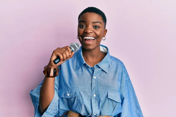 Joven Mujer Afroamericana Cantando Canción Usando Micrófono Mirando Positiva Feliz —  Fotos de Stock