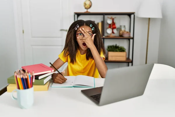 Jong Afrikaans Amerikaans Meisje Doen Huiswerk Thuis Gluuren Shock Bedekking — Stockfoto