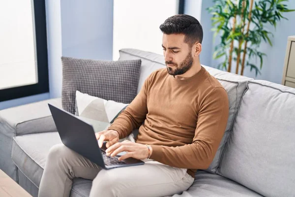 Jonge Spaanse Man Met Behulp Van Laptop Zittend Bank Thuis — Stockfoto
