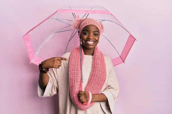 Mladá Africká Americká Žena Držící Deštník Ukazující Prstem Jednoho Samolibého — Stock fotografie