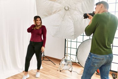 Stüdyoda profesyonel fotoğrafçı için güzel bir model..