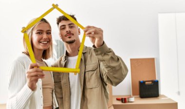 Kafkasyalı genç çift yeni evlerinde mutlu mesut ev projeleri yapıyor..